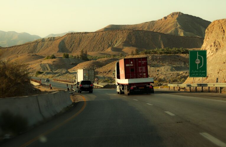 Concepto 015694 del 05-09-2026. Renta. Deducción de pagos a transportadores de carga independientes. Seguridad social. 22 Camiones en una carretera entre montañas