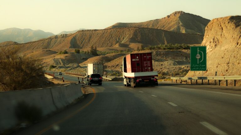 Concepto 015694 del 05-09-2026. Renta. Deducción de pagos a transportadores de carga independientes. Seguridad social. 5 Camiones en una carretera entre montañas