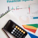 Documento con cifras financieras y una calculadora sobre una mesa