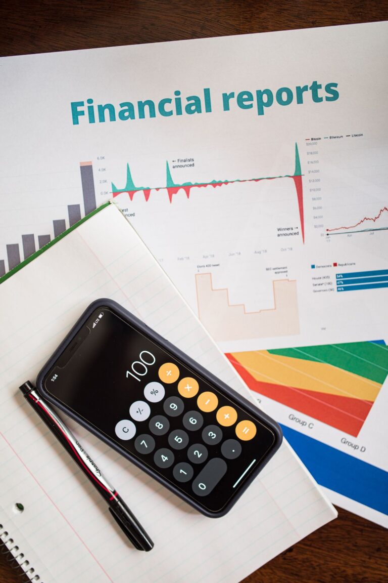 Documento con cifras financieras y una calculadora sobre una mesa