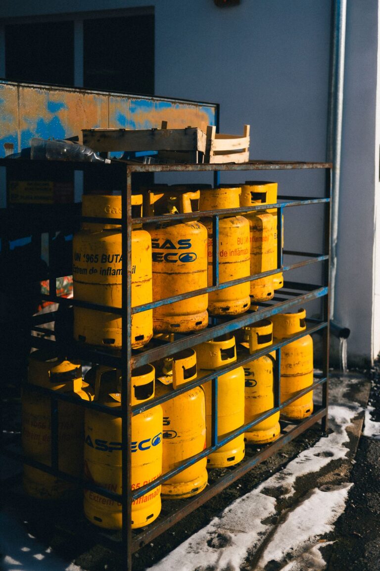 Fila de cilindros de gas amarillos en una zona industrial