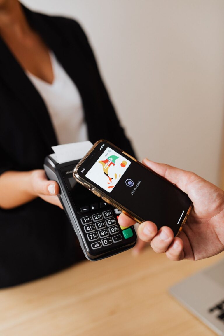 Persona pagando con el teléfono móvil