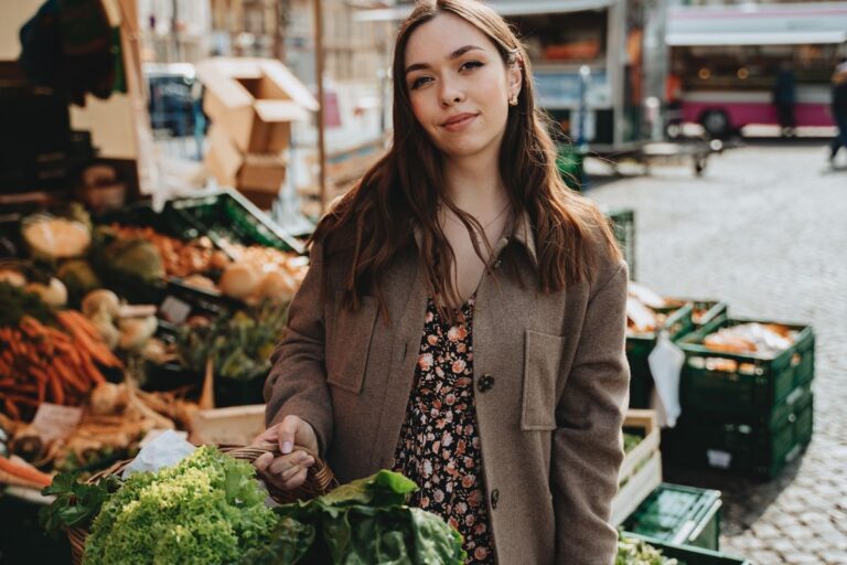 Mujer compra verduras frescas en un mercado al aire libre