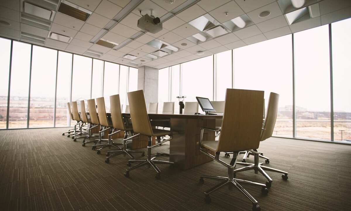 Mesa de reuniones vacía en una sala de conferencias