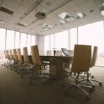 Mesa de reuniones vacía en una sala de conferencias