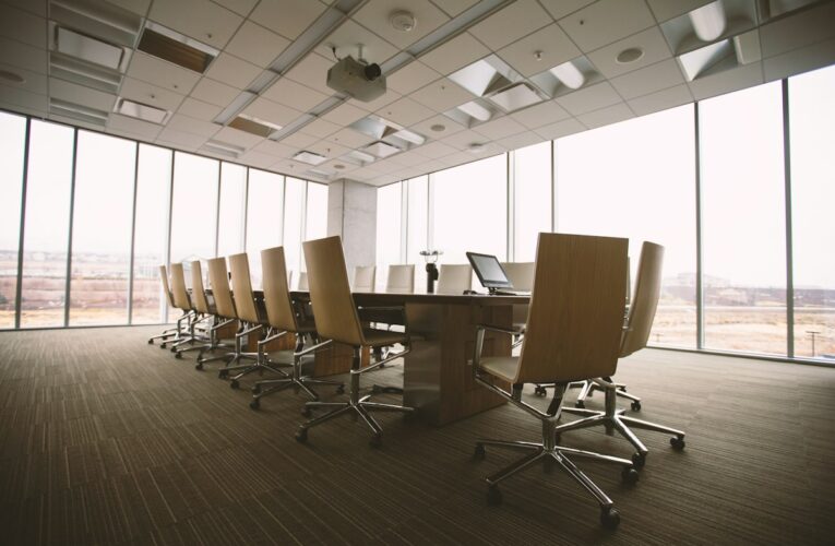 Mesa de reuniones vacía en una sala de conferencias