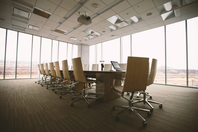 Mesa de reuniones vacía en una sala de conferencias