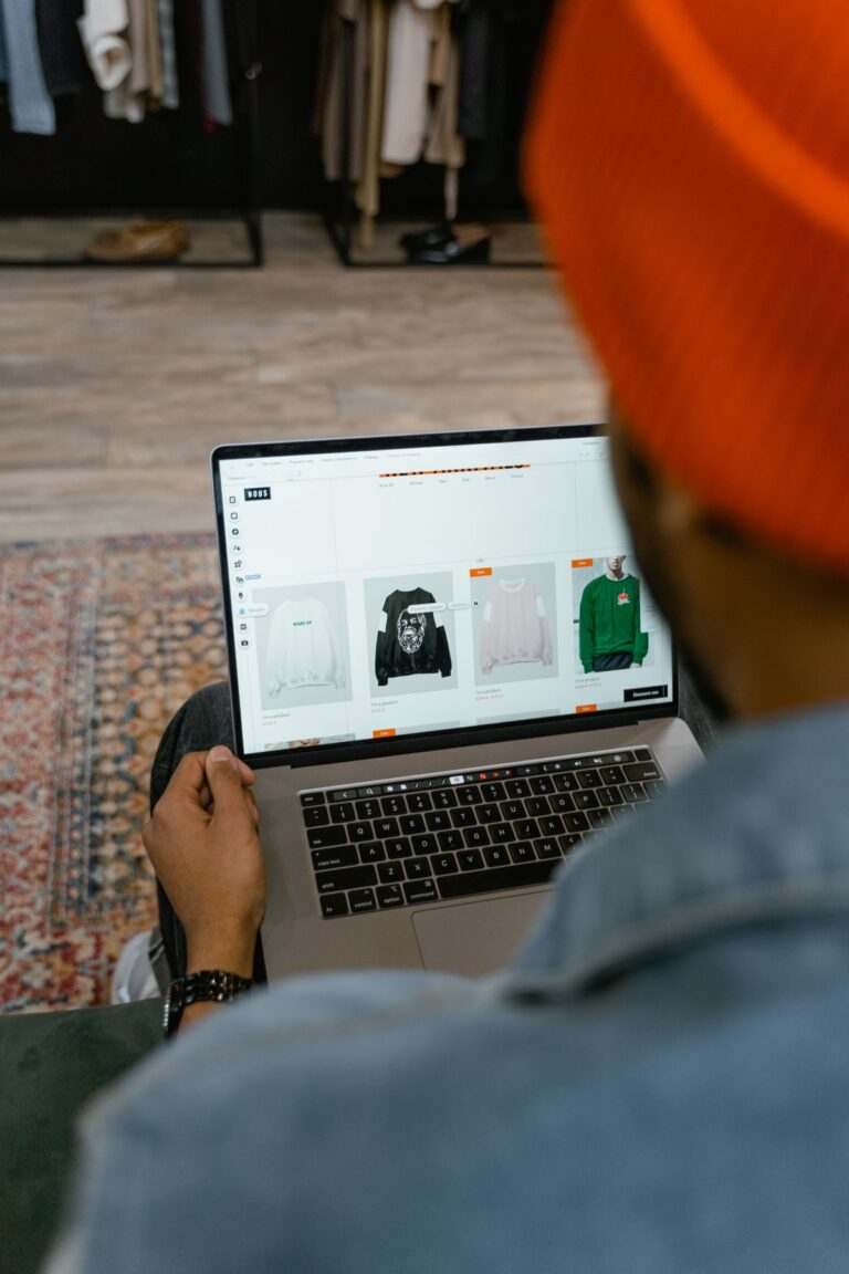 Hombre revisa opciones de ropa en una tienda en línea desde su computador portátil