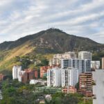 Panorámica de Cali con edificios y el cerro de las Tres Cruces