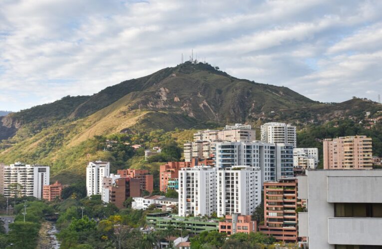 Sentencia 28582 del 17-09-2026. Territorial. ICA. Tarifa del 23 por mil para las actividades financieras en Cali (Acuerdo 0529 de 2022): sentencia de reemplazo. 19 Panorámica de Cali con edificios y el cerro de las Tres Cruces