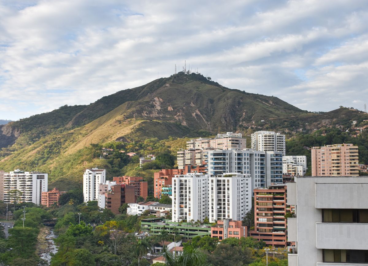Sentencia 28582 del 17-09-2026. Territorial. ICA. Tarifa del 23 por mil para las actividades financieras en Cali (Acuerdo 0529 de 2022): sentencia de reemplazo. 4 Panorámica de Cali con edificios y el cerro de las Tres Cruces