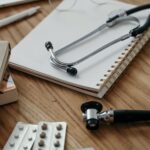 Estetoscopio y cuaderno sobre el escritorio de un consultorio médico
