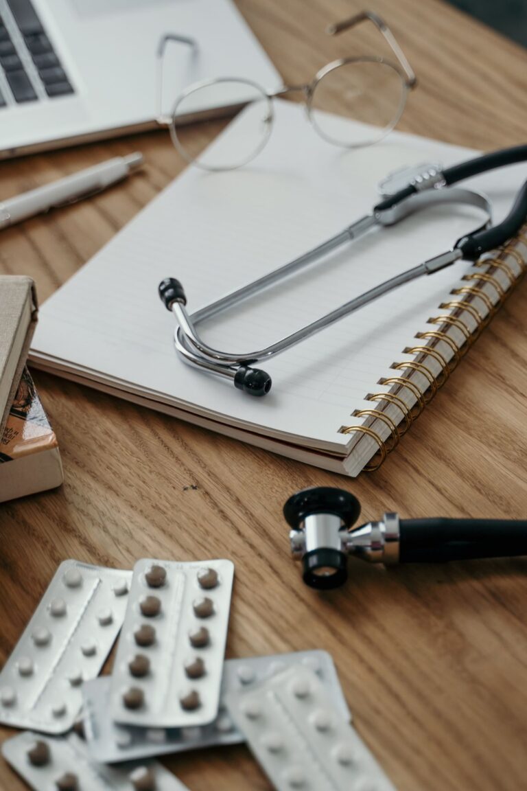 Estetoscopio y cuaderno sobre el escritorio de un consultorio médico