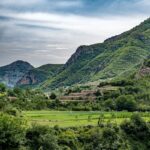 Valle de montañas verdes bajo un cielo nublado