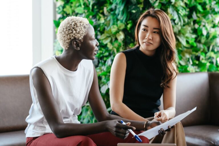 Dos profesionales conversan sobre un contrato en una reunión de negocios