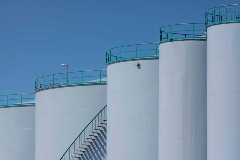 Tanques de almacenamiento de combustible bajo un cielo azul