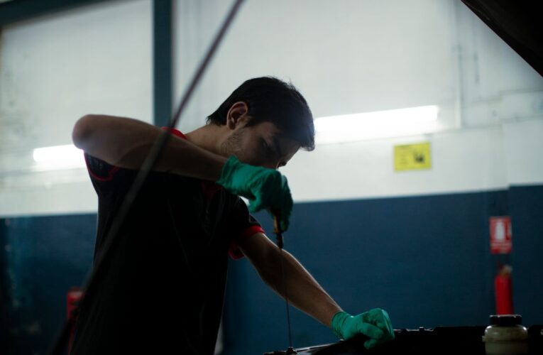 Sentencia 30759 del 25-09-2026. IVA. Venta de aceite con instalación gratuita y prueba de los ingresos que se pretenden excluir. 16 Mecánico revisa el nivel de aceite del motor de un vehículo en un taller