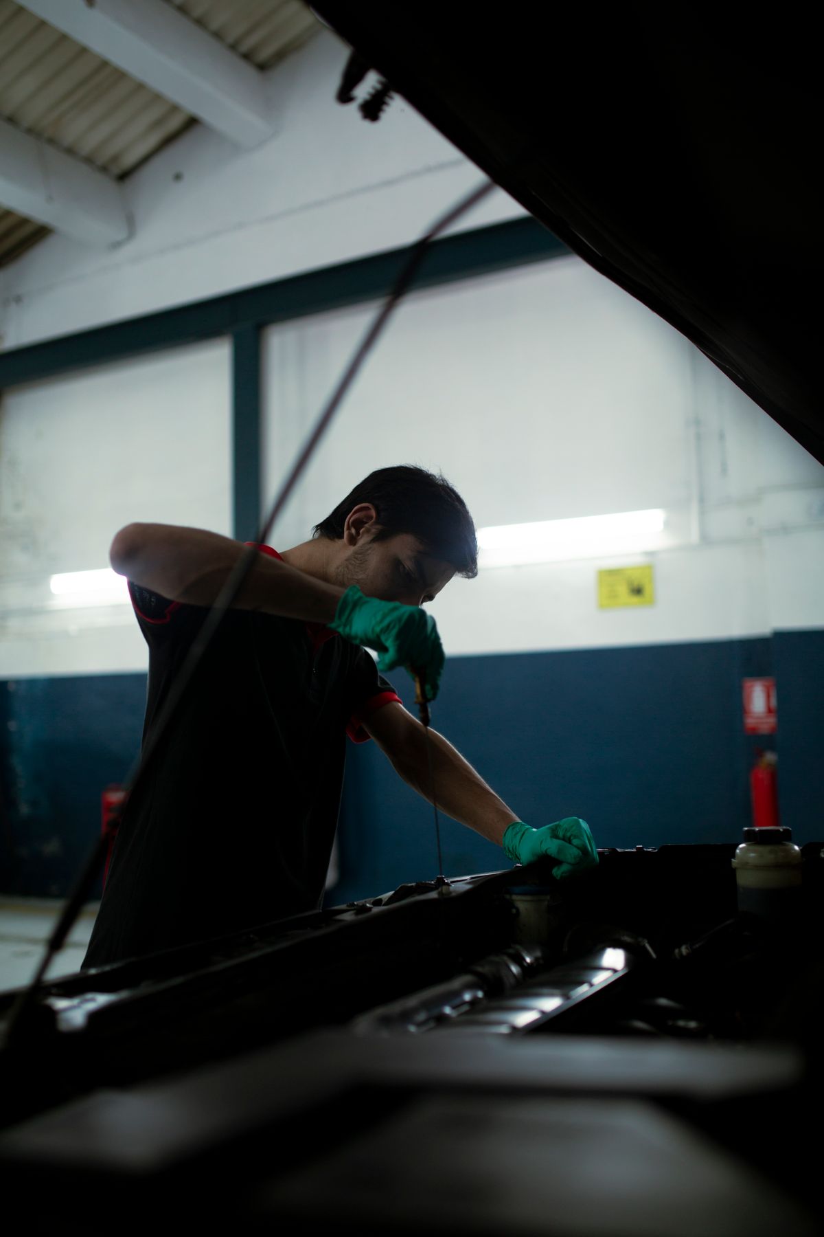 Sentencia 30759 del 25-09-2026. IVA. Venta de aceite con instalación gratuita y prueba de los ingresos que se pretenden excluir. 1 Mecánico revisa el nivel de aceite del motor de un vehículo en un taller