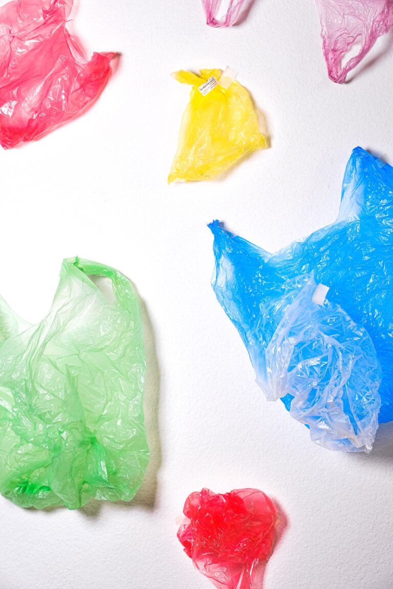 Bolsas plásticas de colores sobre fondo blanco