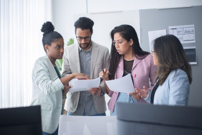 Equipo de profesionales reunidos en una sala de juntas