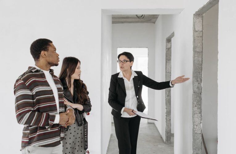 Asesora inmobiliaria muestra un apartamento a una pareja