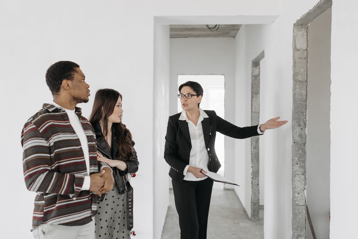 Asesora inmobiliaria muestra un apartamento a una pareja