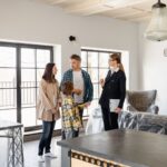 Familia recorre una vivienda con una asesora inmobiliaria