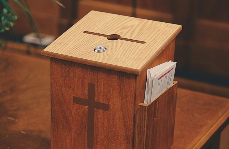 Oficio 016299 del 15-09-2026. Renta. Donaciones a ESAL del RTE y deducción por primer empleo. 23 Caja de madera sobre una mesa