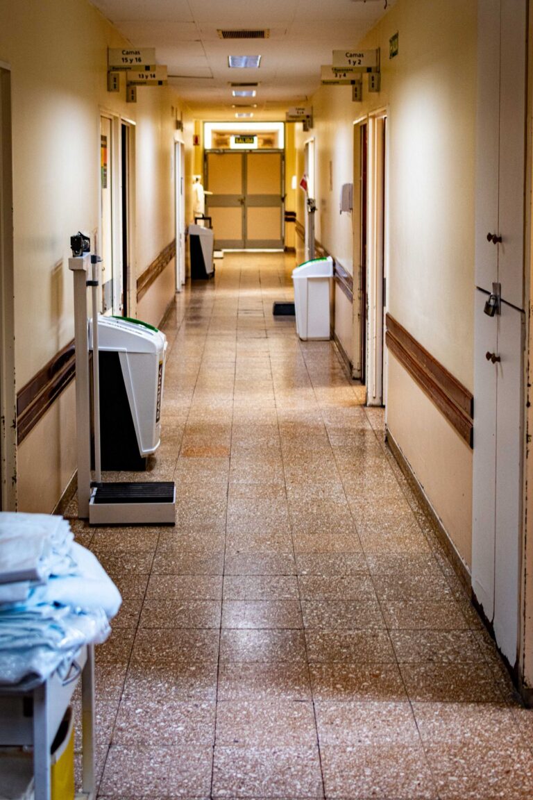 Pasillo de hospital vacío con equipos médicos