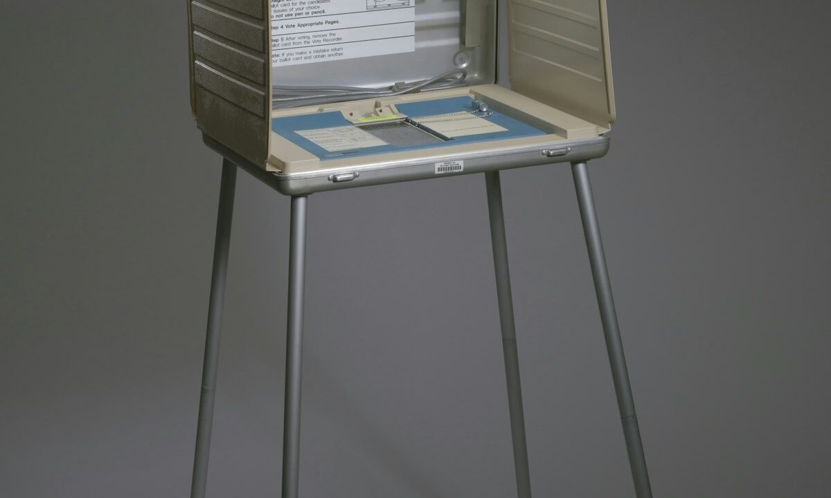 Concepto 010203 del 12-06-2026. Retención en la fuente. Remuneración electoral de los servidores de la Registraduría. 15 Cabina de votación portátil