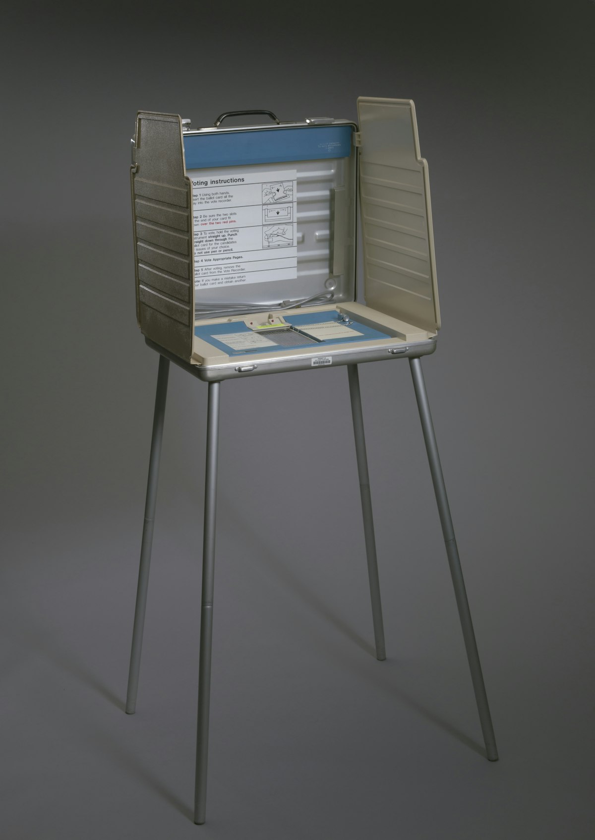Concepto 010203 del 12-06-2026. Retención en la fuente. Remuneración electoral de los servidores de la Registraduría. 5 Cabina de votación portátil