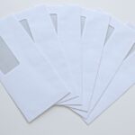 Sobres blancos de correspondencia sobre una superficie