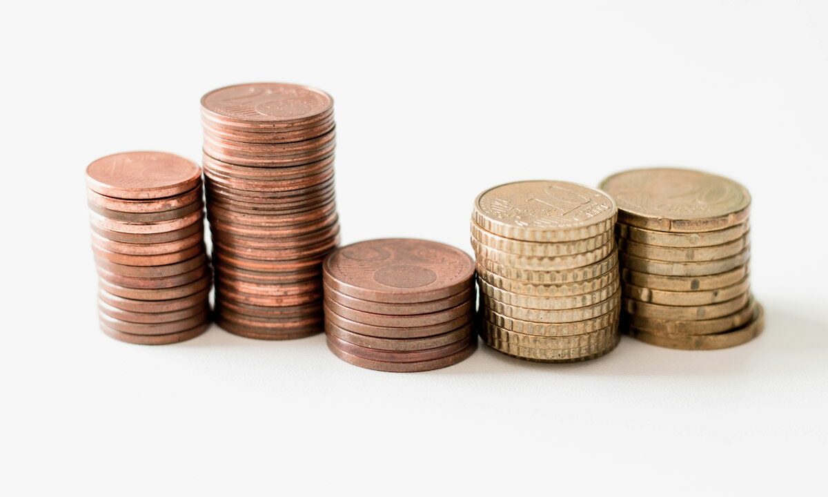 Oficio Supersociedades 220-308329 del 26-06-2026. Societario. Utilidades acumuladas y reparto mínimo de utilidades en la sociedad de responsabilidad limitada. 13 Monedas doradas apiladas