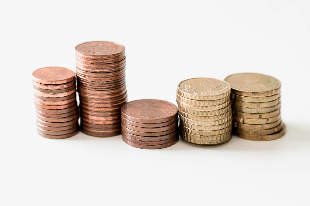 Oficio Supersociedades 220-308329 del 26-06-2026. Societario. Utilidades acumuladas y reparto mínimo de utilidades en la sociedad de responsabilidad limitada. 3 Monedas doradas apiladas