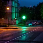 Calle de una ciudad iluminada por el alumbrado público al anochecer