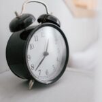 Sentencia 30760 del 27-08-2026. Territorial. Procedimiento. ICA. Cómputo del plazo de dos meses para interponer el recurso de reconsideración. Reloj despertador negro con campanas sobre una mesa blanca