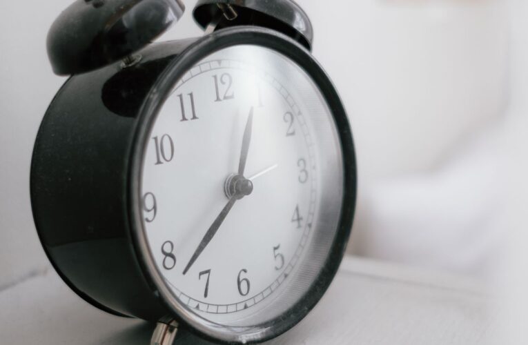 Sentencia 30760 del 27-08-2026. Territorial. Procedimiento. ICA. Cómputo del plazo de dos meses para interponer el recurso de reconsideración. 18 Reloj despertador negro con campanas sobre una mesa blanca
