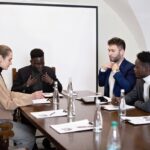 Equipo de trabajo en reunión en una sala de juntas