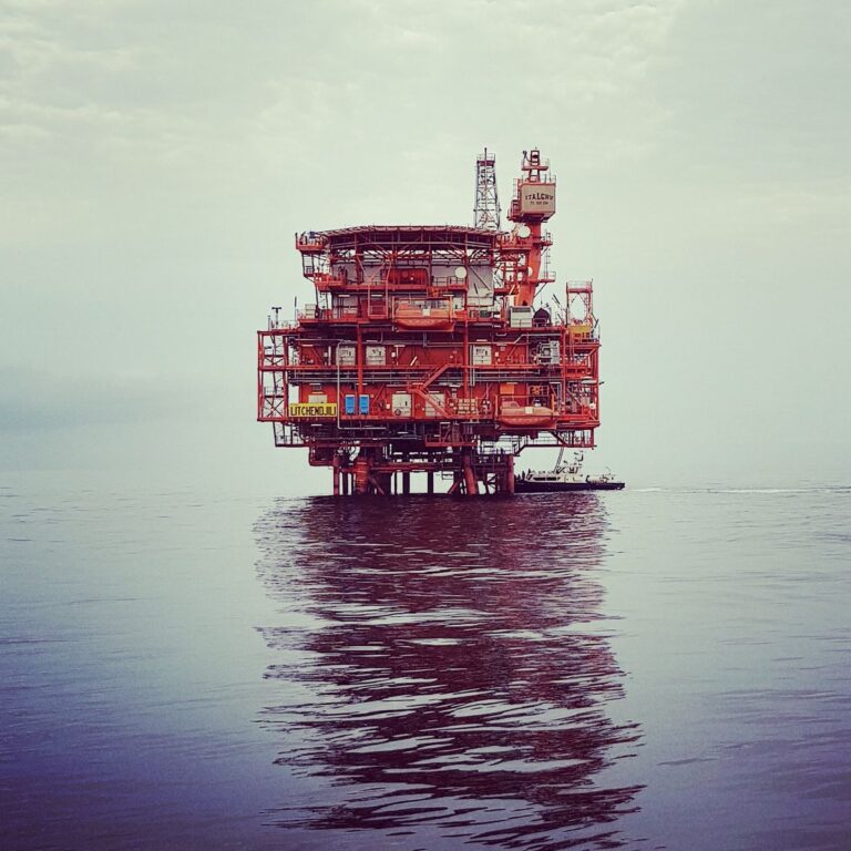 Plataforma petrolera en el mar en calma