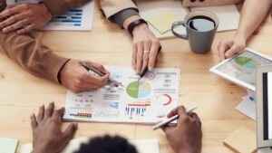 Profesionales reunidos alrededor de una mesa de trabajo