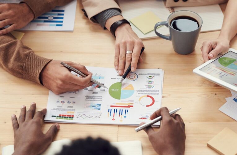 Profesionales reunidos alrededor de una mesa de trabajo