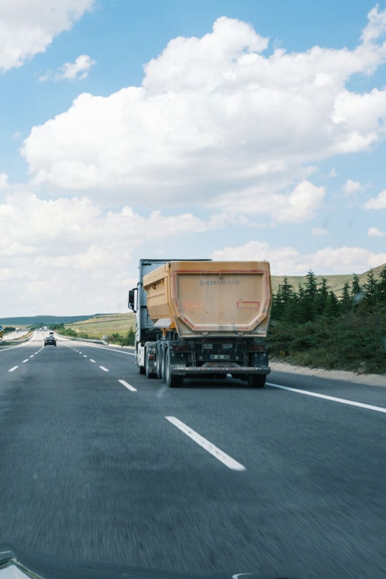 Camión de carga en una carretera bajo cielo azul