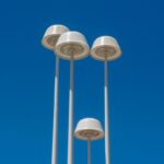 Postes de alumbrado público contra un cielo azul