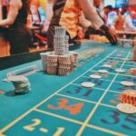 Mesa de casino con fichas