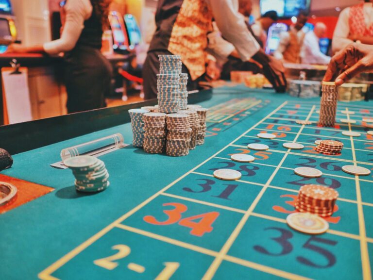 Mesa de casino con fichas