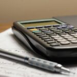 Calculadora y bolígrafo sobre una hoja
