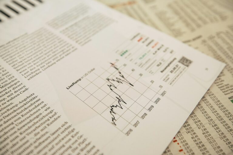 Periódico financiero con un gráfico bursátil