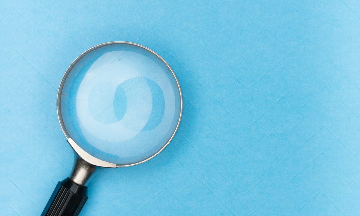 Lupa sobre una mesa blanca