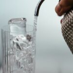 Persona que sostiene un vaso con una bebida