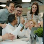 Equipo de trabajo celebra un logro en la oficina
